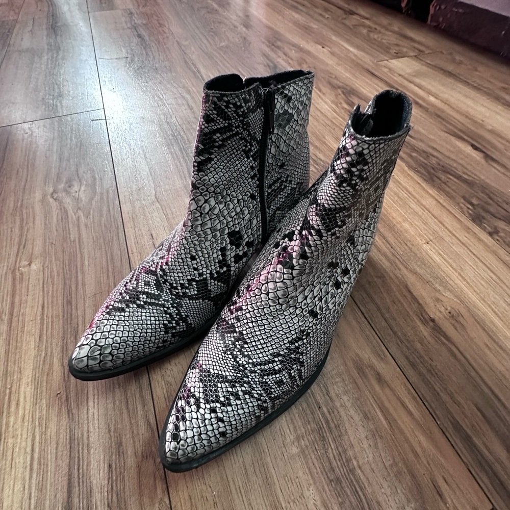 Shyanne
SHAYANNE WHITE LEATHER, FAUX SNAKESKIN DESIGN, WESTERN COWBOY size 8 - Picture 9 of 13